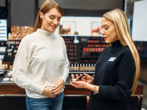 Beratungssituation in einem Kosmetikgeschäft, das Dinapay, das Schweizer Kassensystem für Kosmetik verwendet