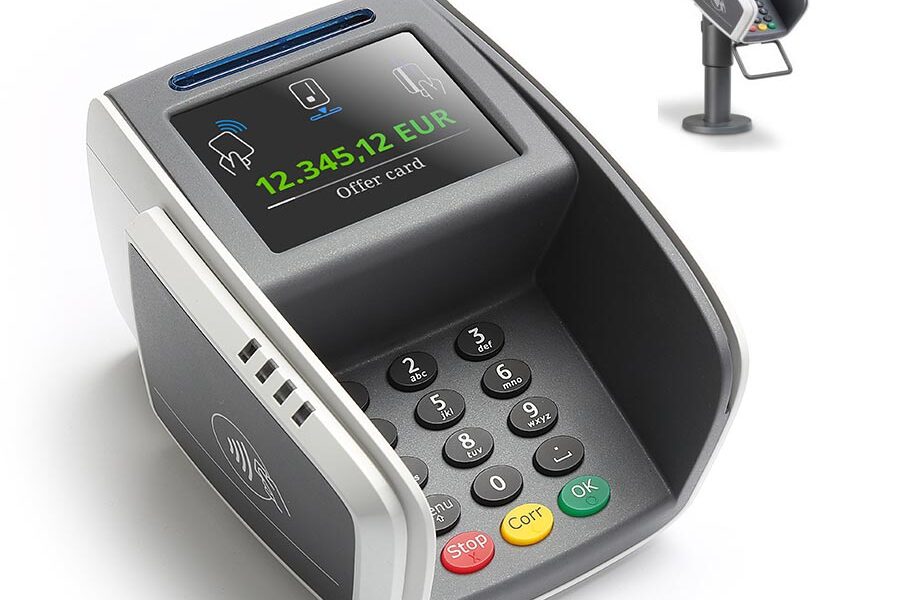 Junge Frau in der Bäckerei mit Yoveletta , dem Kassensystem für deine Bäckerei