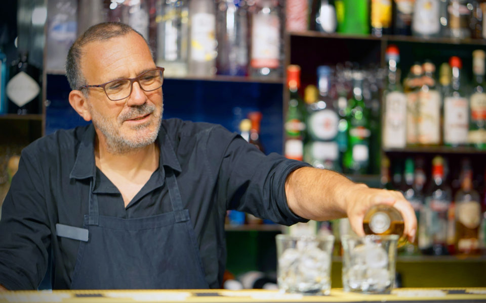 Barista schenkt Cocktails ein und verwendet Cloudkasse für deine Bar